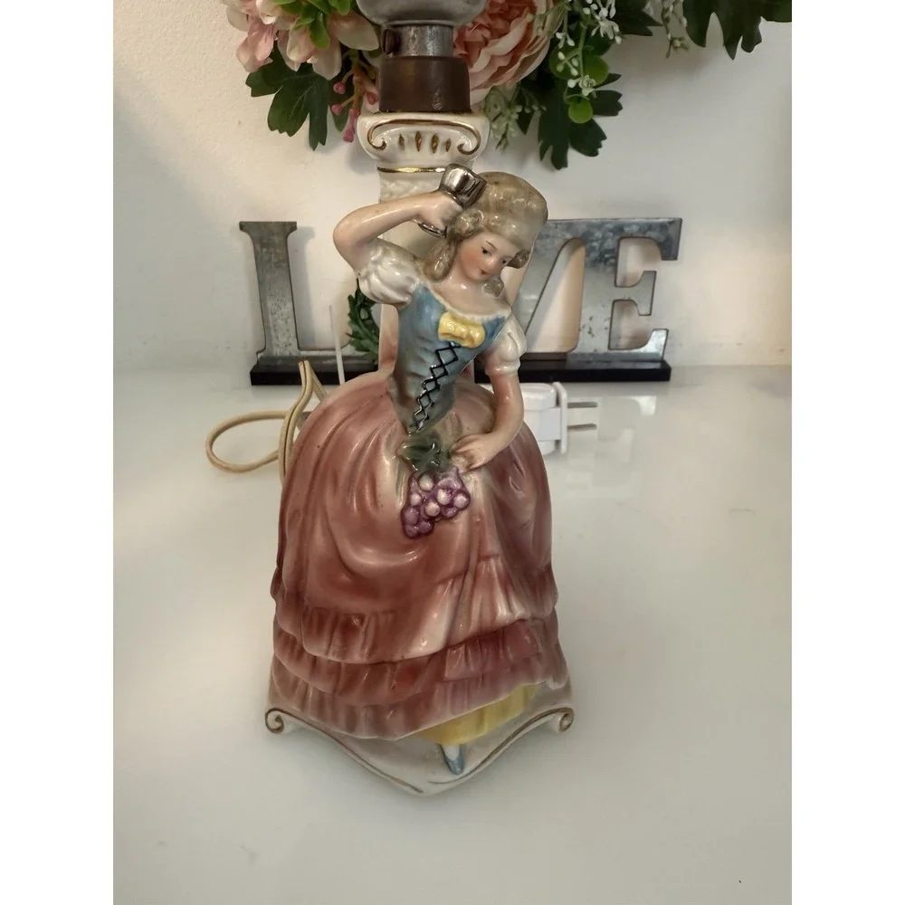 Vintage Victorian Figural Boudoir Lamp 10